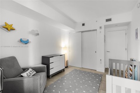 Condo in Miami, Florida, 2 bedrooms  № 1947236 - photo 15
