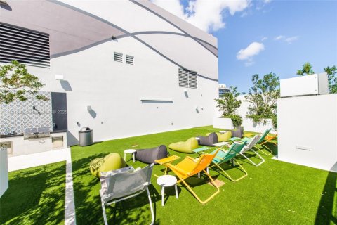 Condo in Miami, Florida, 2 bedrooms  № 1947236 - photo 24