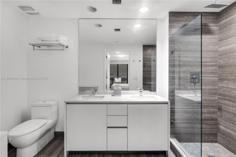 Condo in Miami, Florida, 2 bedrooms  № 1947236 - photo 13
