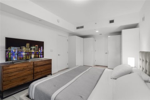 Condo in Miami, Florida, 2 bedrooms  № 1947236 - photo 11