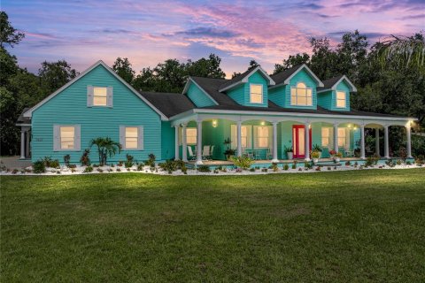 House in Zephyrhills, Florida 5 bedrooms, 394.09 sq.m. № 1794958 - photo 1
