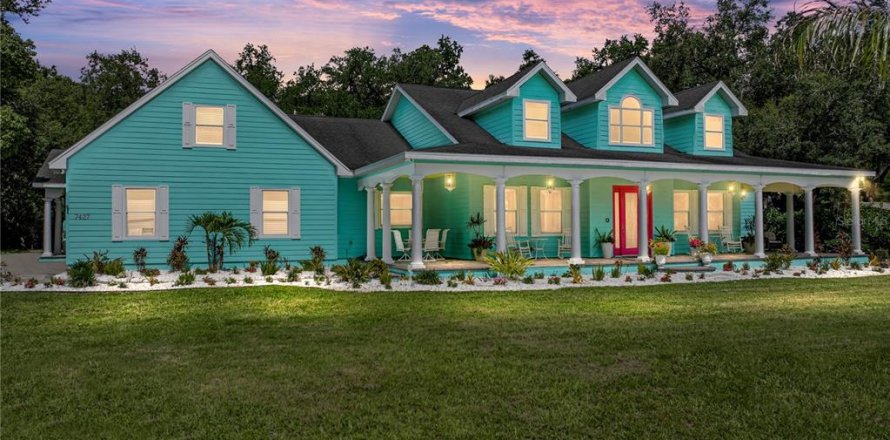 House in Zephyrhills, Florida 5 bedrooms, 394.09 sq.m. № 1794958