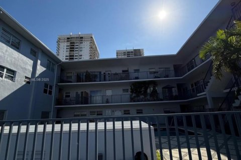 Copropriété à louer à Hollywood, Floride: 1 chambre, 69.86 m2 № 1948636 - photo 5