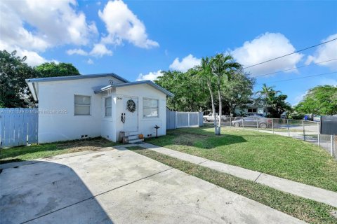 House in Miami, Florida 3 bedrooms, 113.15 sq.m. № 1975511 - photo 3
