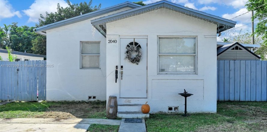 House in Miami, Florida 3 bedrooms, 113.15 sq.m. № 1975511