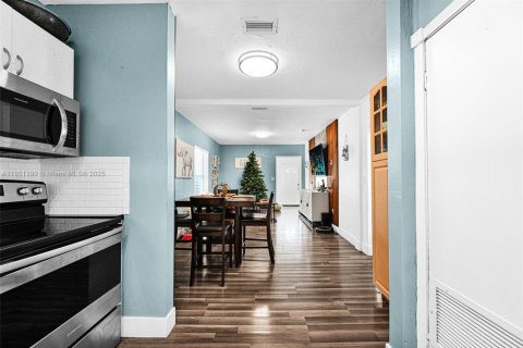 House in Miami, Florida 3 bedrooms, 113.15 sq.m. № 1975511 - photo 14