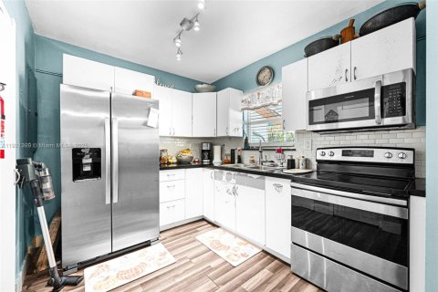 House in Miami, Florida 3 bedrooms, 113.15 sq.m. № 1975511 - photo 12