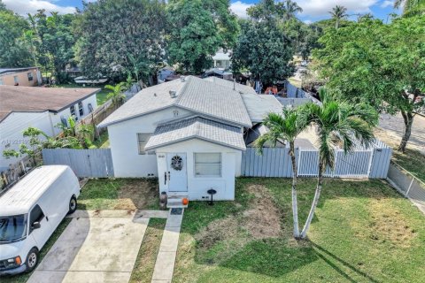 House in Miami, Florida 3 bedrooms, 113.15 sq.m. № 1975511 - photo 2