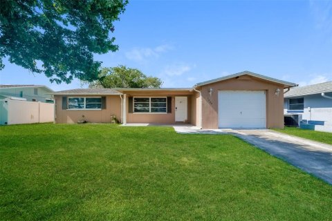 House in Holiday, Florida 2 bedrooms, 99.41 sq.m. № 1549856 - photo 1