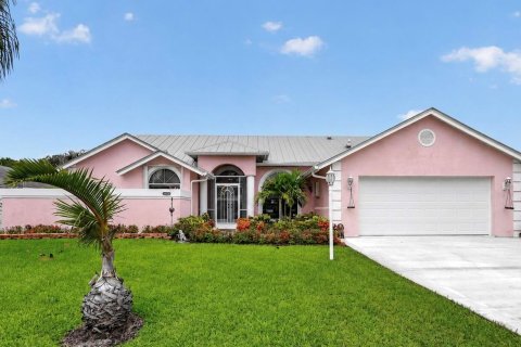 House in Jensen Beach, Florida 3 bedrooms, 177.81 sq.m. № 2249760