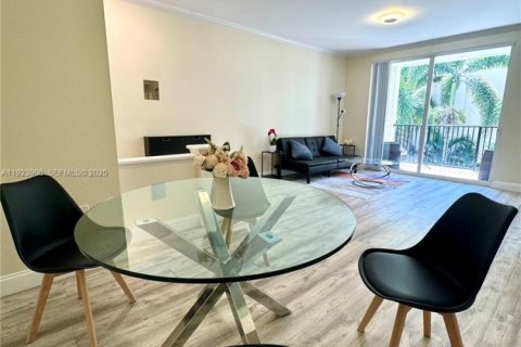 Condominio en venta en Sunny Isles Beach, Florida, 1 dormitorio, 62.52 m2 № 1982161 - foto 2