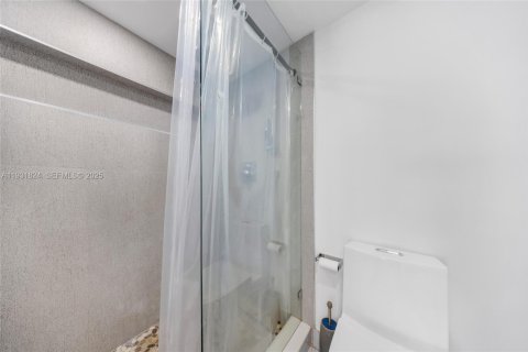 Condo in Miami Beach, Florida, 2 bedrooms  № 1991633 - photo 24