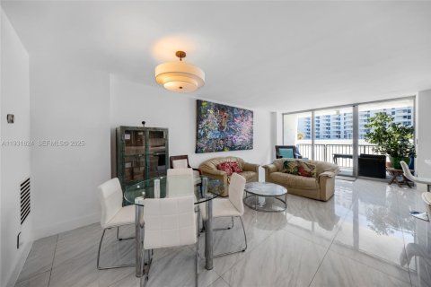 Condo in Miami Beach, Florida, 2 bedrooms  № 1991633 - photo 6