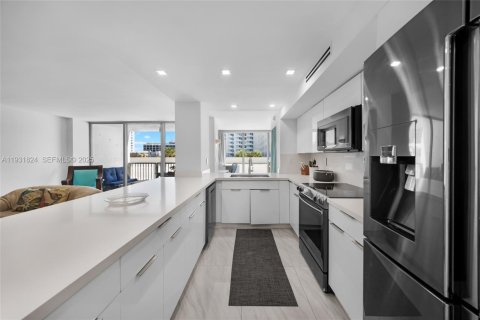 Condo in Miami Beach, Florida, 2 bedrooms  № 1991633 - photo 15