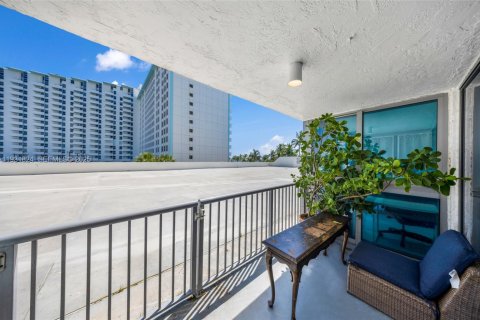 Condo in Miami Beach, Florida, 2 bedrooms  № 1991633 - photo 25