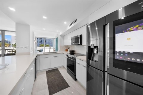 Condo in Miami Beach, Florida, 2 bedrooms  № 1991633 - photo 16