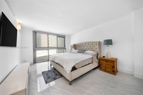 Condo in Miami Beach, Florida, 2 bedrooms  № 1991633 - photo 19