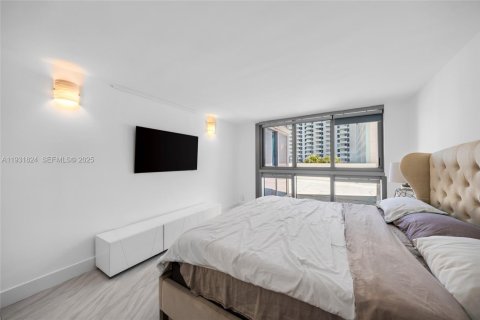 Condo in Miami Beach, Florida, 2 bedrooms  № 1991633 - photo 20