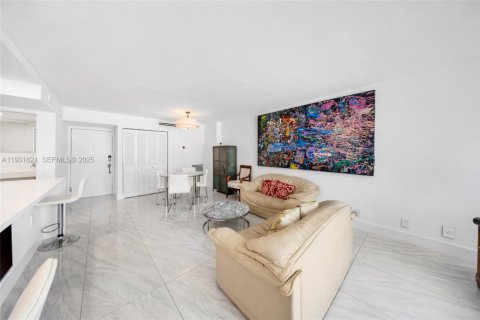 Condo in Miami Beach, Florida, 2 bedrooms  № 1991633 - photo 11
