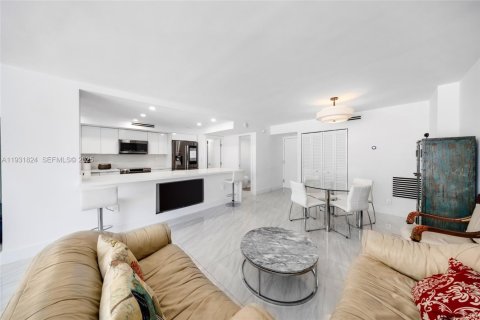 Condo in Miami Beach, Florida, 2 bedrooms  № 1991633 - photo 9