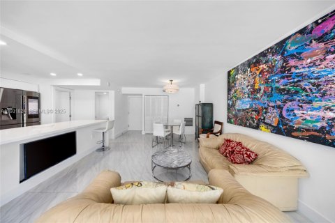Condo in Miami Beach, Florida, 2 bedrooms  № 1991633 - photo 10