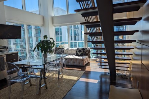 Condo in Miami, Florida, 2 bedrooms  № 1943758 - photo 1