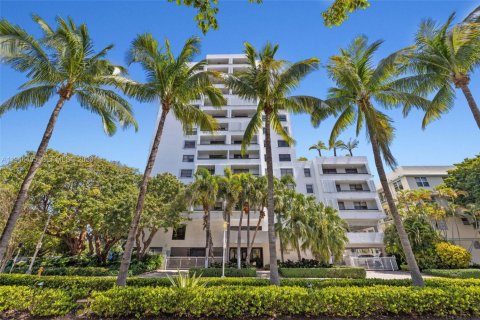 Condo in Miami Beach, Florida, 2 bedrooms № 2152910 - photo 1