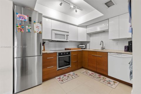 Condo in Miami Beach, Florida, 2 bedrooms № 2152910 - photo 7