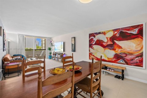 Condo in Miami Beach, Florida, 2 bedrooms № 2152910 - photo 3