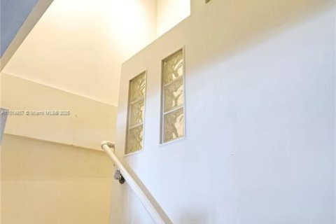 Condominio en venta en Hialeah, Florida, 2 dormitorios, 83.24 m2 № 1817058 - foto 8