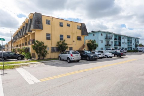 Condominio en venta en Hialeah, Florida, 2 dormitorios, 83.24 m2 № 1817058 - foto 1