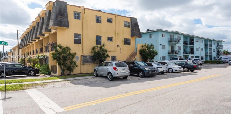 Condominio en Hialeah, Florida, 2 dormitorios  № 1817058