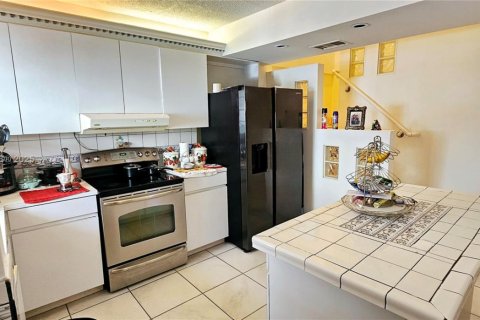 Condominio en venta en Hialeah, Florida, 2 dormitorios, 83.24 m2 № 1817058 - foto 2