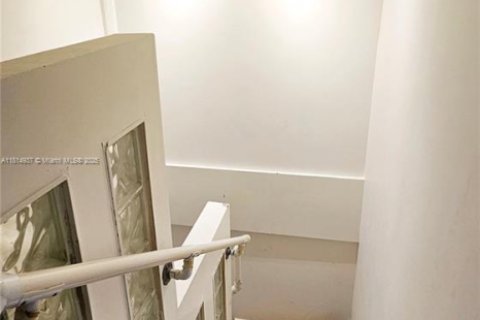 Condominio en venta en Hialeah, Florida, 2 dormitorios, 83.24 m2 № 1817058 - foto 9