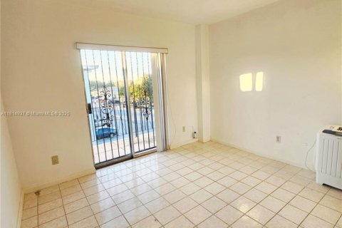 Condominio en venta en Hialeah, Florida, 2 dormitorios, 83.24 m2 № 1817058 - foto 21