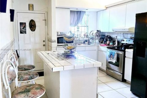 Condominio en venta en Hialeah, Florida, 2 dormitorios, 83.24 m2 № 1817058 - foto 3