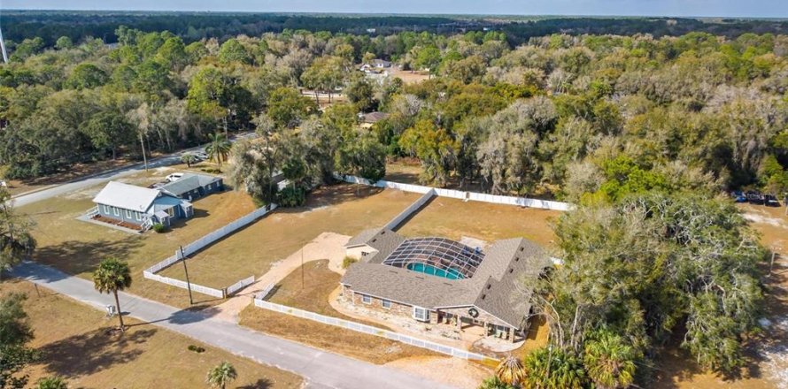 House in Lake Helen, Florida 3 bedrooms, 325.16 sq.m. № 2106464