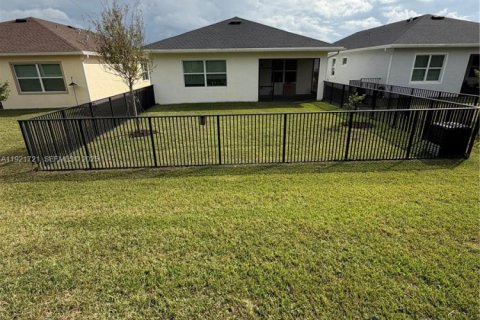 Casa en venta en Port St. Lucie, Florida, 3 dormitorios, 157.28 m2 № 1982030 - foto 2