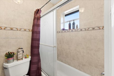 Condo in Hialeah, Florida, 2 bedrooms № 1956978 - photo 16
