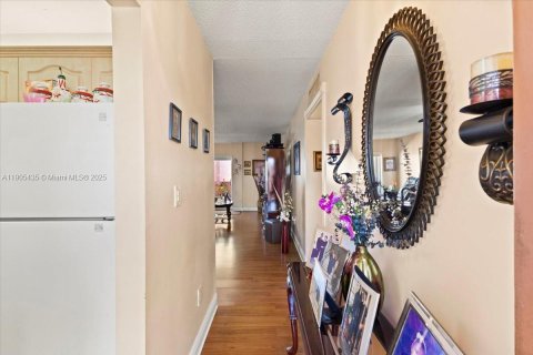 Condo in Hialeah, Florida, 2 bedrooms № 1956978 - photo 3