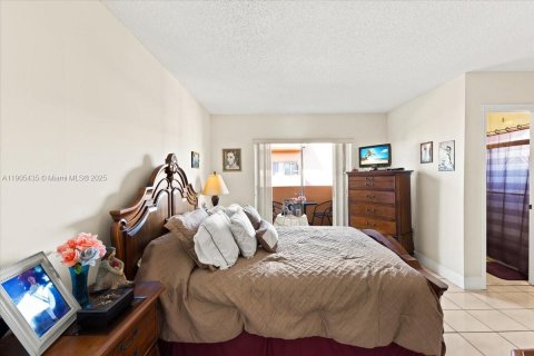 Condo in Hialeah, Florida, 2 bedrooms № 1956978 - photo 13