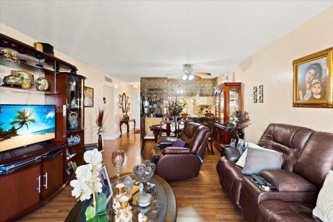 Condo in Hialeah, Florida, 2 bedrooms № 1956978 - photo 11