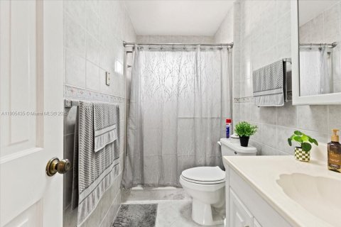 Condo in Hialeah, Florida, 2 bedrooms № 1956978 - photo 20