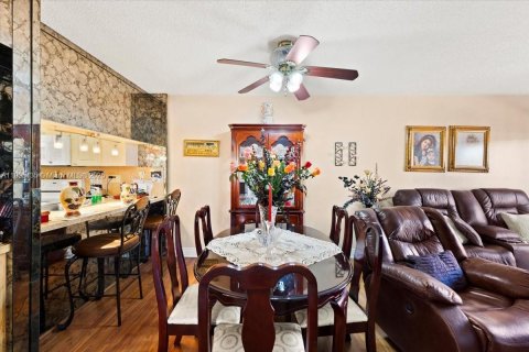 Condo in Hialeah, Florida, 2 bedrooms № 1956978 - photo 8