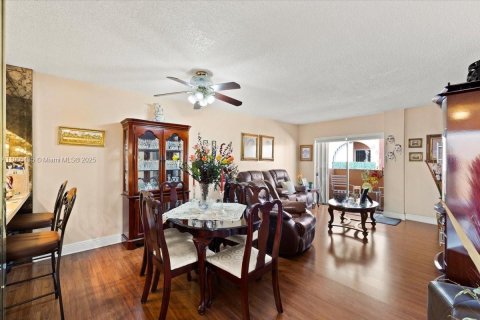 Condo in Hialeah, Florida, 2 bedrooms № 1956978 - photo 7