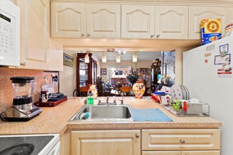Condo in Hialeah, Florida, 2 bedrooms № 1956978 - photo 6