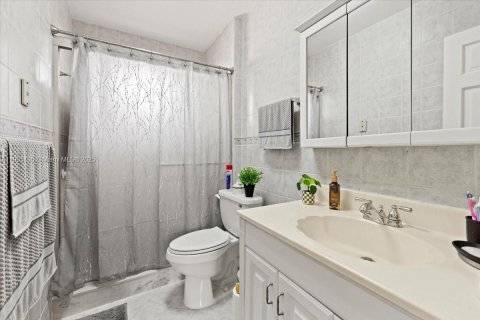 Condo in Hialeah, Florida, 2 bedrooms № 1956978 - photo 19