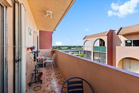 Condo in Hialeah, Florida, 2 bedrooms № 1956978 - photo 21
