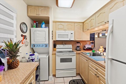 Condo in Hialeah, Florida, 2 bedrooms № 1956978 - photo 4