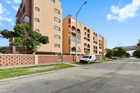 Condo in Hialeah, Florida, 2 bedrooms № 1956978 - photo 23